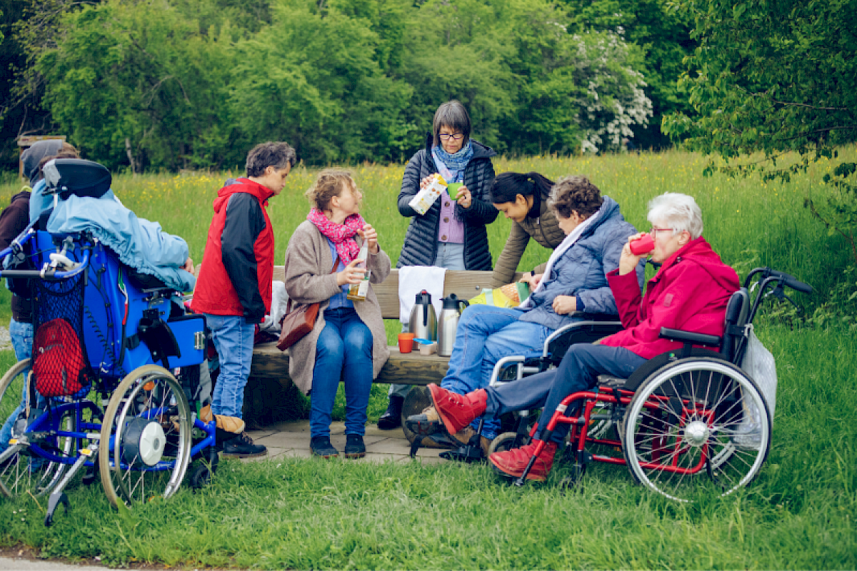 Das Foto zeige eine Gruppe von Menschen in der Natur