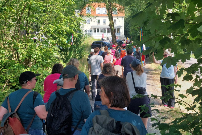 Das Bild zeigt Jona und Gabriela bei morgendlichen Übungen.