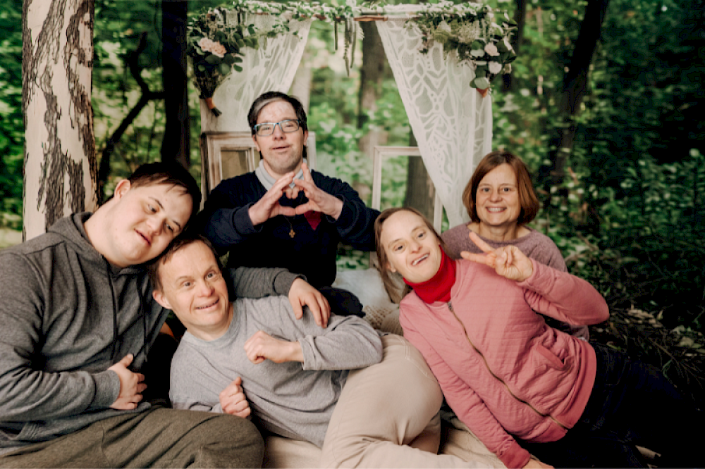Foto zeigt eine Gruppe die lachend in die Kamera schauen.